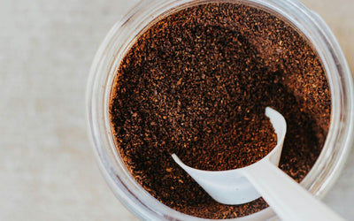 Is het kopen van voorgemalen koffie de moeite waard?