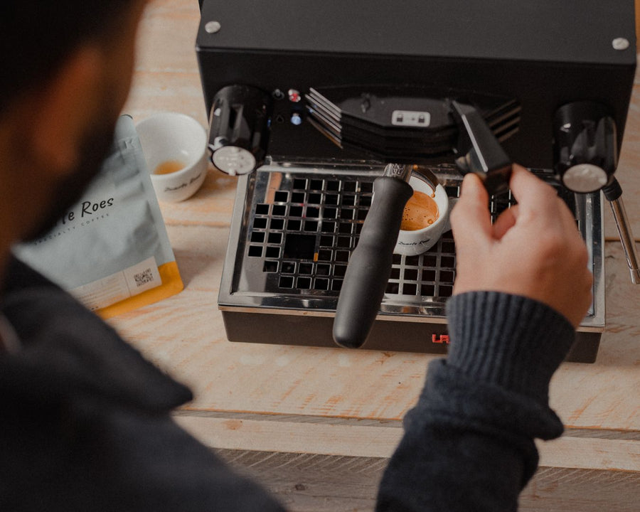 Barista met koffiemachine