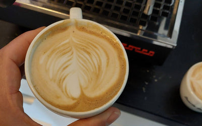 Hoe maak je thuis een perfecte latte (met een espressomachine)?
