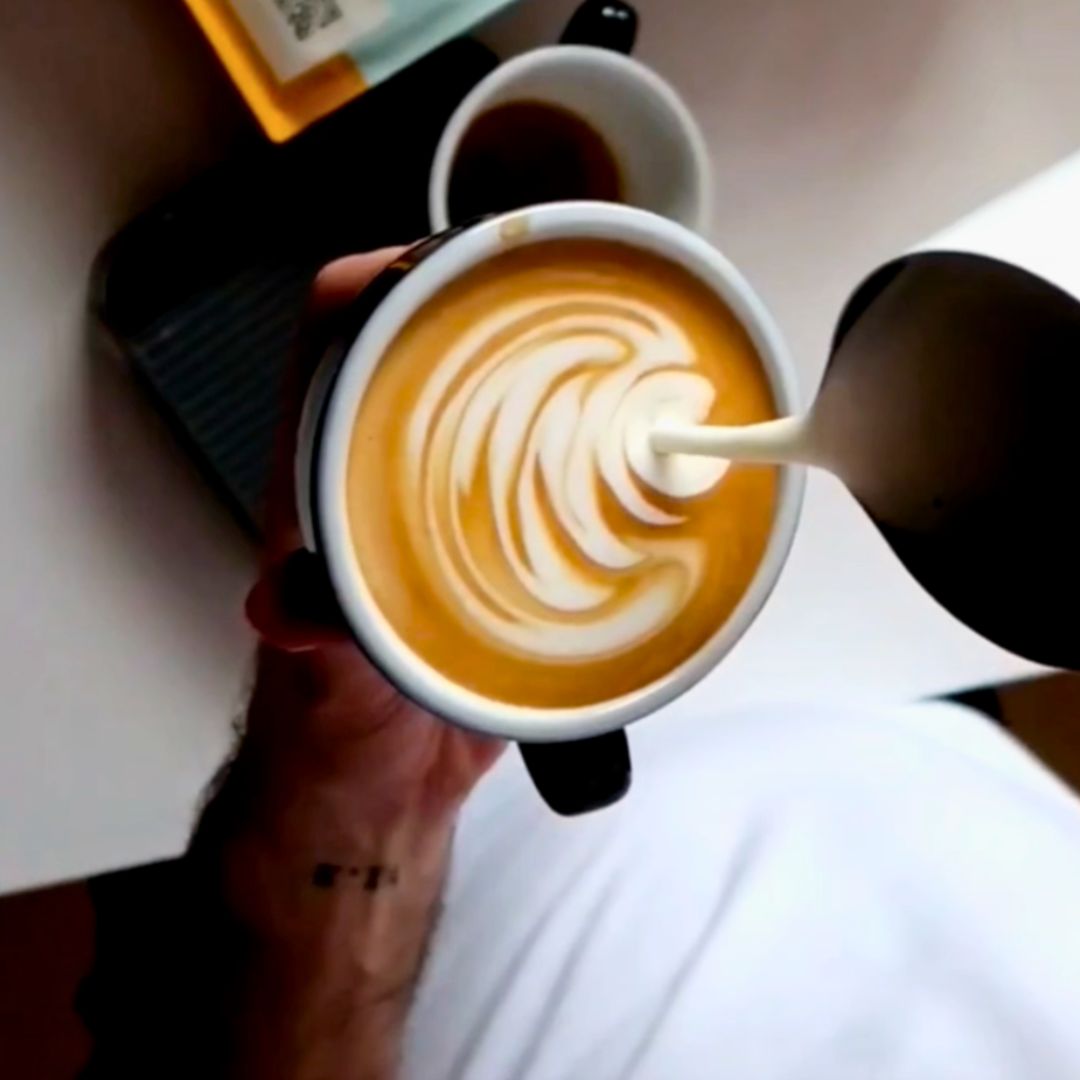 Latte_art_zwarte_roes
