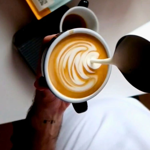Latte_art_zwarte_roes